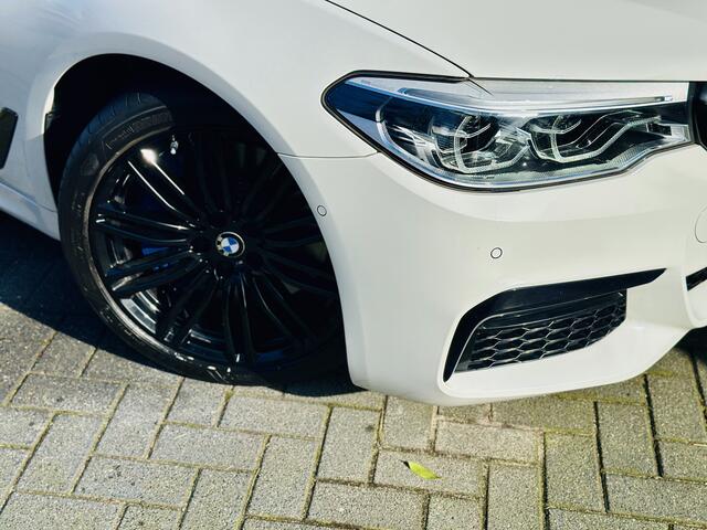 BMW 5-SERIE Touring 540i xDrive | High Executive | 6-cilinder | Panoramadak | Leer | LED | Keyless | Harman Kardon |