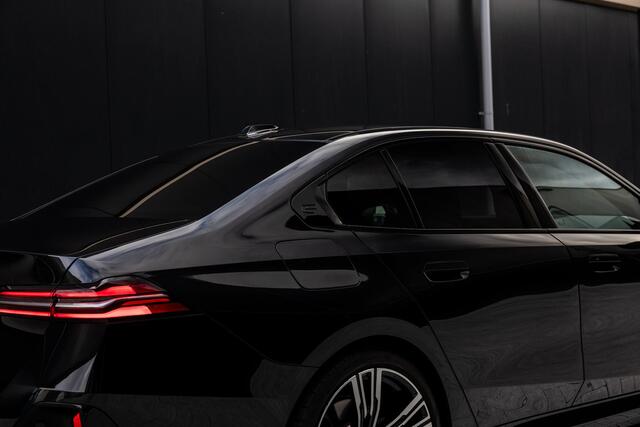 BMW 5-SERIE 550e xDrive | SOH 95,6% | M-Sport | Comfortstoelen met Geheugen | Adaptief Onderstel | Comfort Pakket | Panoramadak | Driving Assistant Professional | Shadow Line | Adaptieve LED Verlichting | DAB | Bowers & Wilkins |