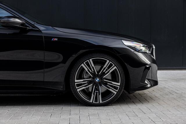 BMW 5-SERIE 550e xDrive | SOH 95,6% | M-Sport | Comfortstoelen met Geheugen | Adaptief Onderstel | Comfort Pakket | Panoramadak | Driving Assistant Professional | Shadow Line | Adaptieve LED Verlichting | DAB | Bowers & Wilkins |