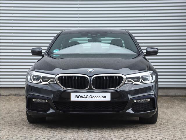 BMW 5-SERIE Sedan 530e | High Executive | M Sportpakket | Trekhaak | Comfort Stoelen | Achteruitrijcamera | 18'' LMV
