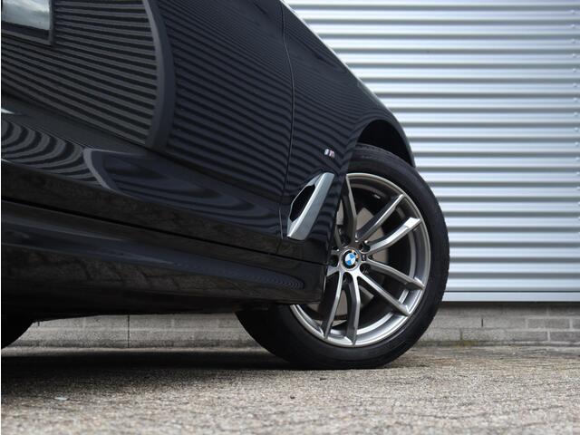 BMW 5-SERIE Sedan 530e | High Executive | M Sportpakket | Trekhaak | Comfort Stoelen | Achteruitrijcamera | 18'' LMV