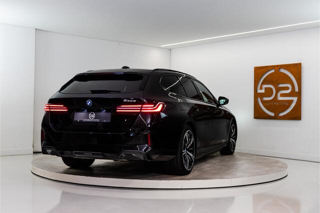 BMW 5-SERIE Touring 530e High Executive M Sport 300PK | Pano | H/K | Sfeer | Driving Ass. Pro | Fabrieksgarantie