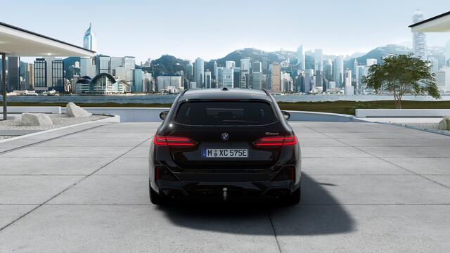 BMW 5-SERIE Touring 530e M Sport Automaat / Panoramadak / Trekhaak / Bowers & Wilkins / Comfortstoelen / Adaptieve LED / Parking Assistant Plus / Stoelventilatie