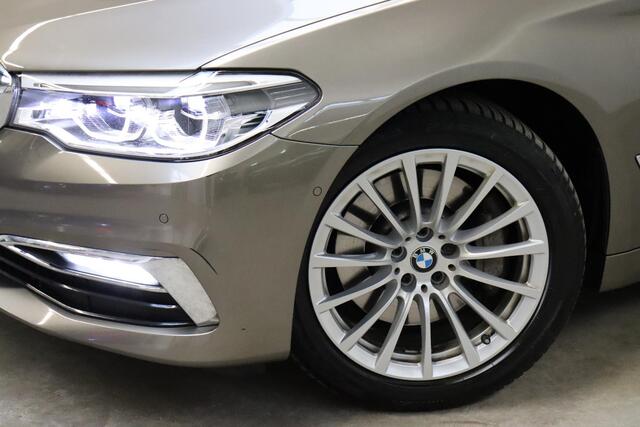 BMW 5-SERIE Sedan 530i High Executive Luxury Line Automaat / Navigatiesysteem Professional / Schuif-/kanteldak / Comfortstoelen / Adaptieve LED-koplamp / Leder / Driving Assistant / Head-Up Display / Neerklapbare Achterbank / Parkeerhulpsysteem / Stoelverwarming / Ch