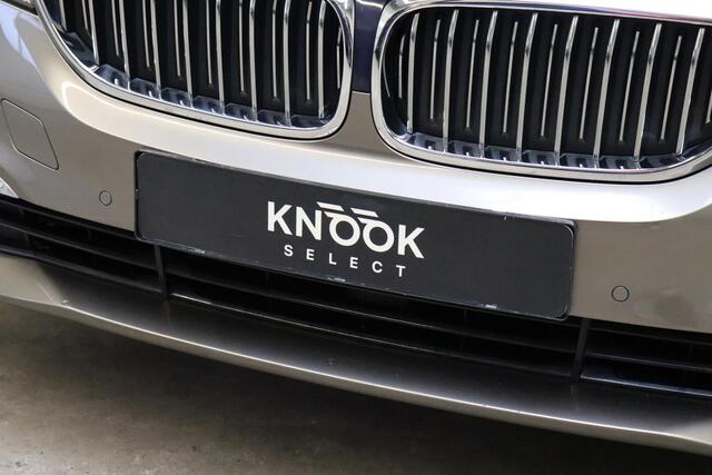 BMW 5-SERIE Sedan 530i High Executive Luxury Line Automaat / Navigatiesysteem Professional / Schuif-/kanteldak / Comfortstoelen / Adaptieve LED-koplamp / Leder / Driving Assistant / Head-Up Display / Neerklapbare Achterbank / Parkeerhulpsysteem / Stoelverwarming / Ch