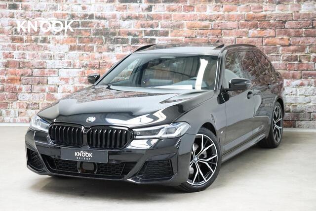 BMW 5-SERIE Touring 520i High Executive M Sport Pakket Automaat / Panoramadak / Trekhaak / Comfortstoelen / Laserlight / Adaptieve Cruise Control / Parkeerhulpsysteem / Hifi / Live Cockpit Professional / Shadow Line / Stoelverwarming / Extra Getint Glas