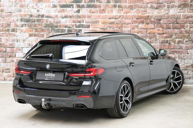 BMW 5-SERIE Touring 520i High Executive M Sport Pakket Automaat / Panoramadak / Trekhaak / Comfortstoelen / Laserlight / Adaptieve Cruise Control / Parkeerhulpsysteem / Hifi / Live Cockpit Professional / Shadow Line / Stoelverwarming / Extra Getint Glas