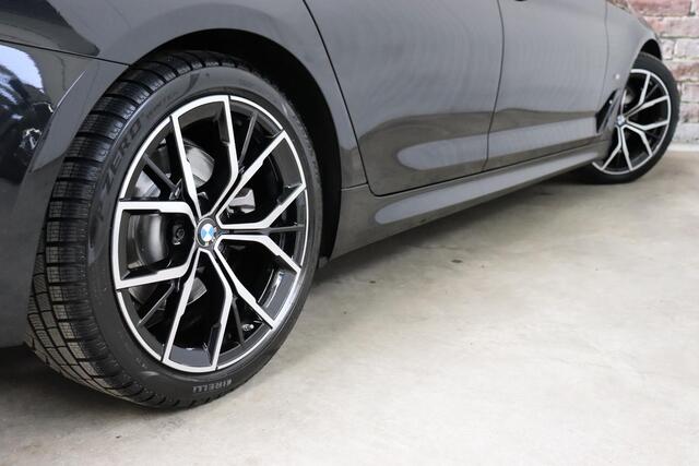 BMW 5-SERIE Touring 520i High Executive M Sport Pakket Automaat / Panoramadak / Trekhaak / Comfortstoelen / Laserlight / Adaptieve Cruise Control / Parkeerhulpsysteem / Hifi / Live Cockpit Professional / Shadow Line / Stoelverwarming / Extra Getint Glas