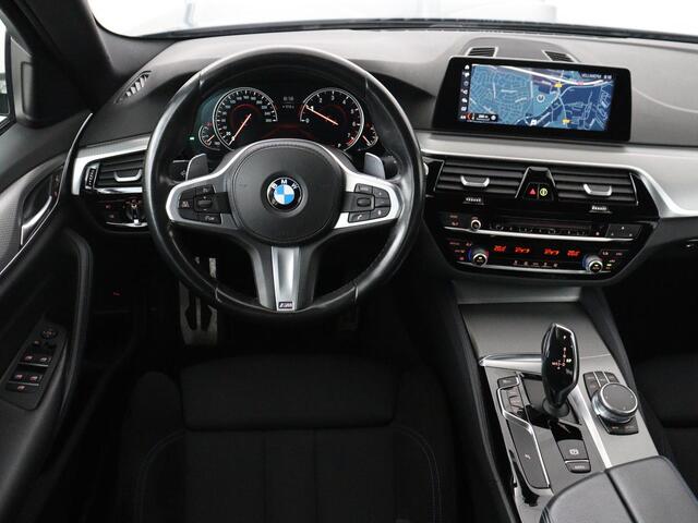 BMW 5-SERIE 520i M Sport | Alcantara | Sfeerverlichting | Trekhaak | Navigatie Professional | Full LED | Sportstoelen | Parkeerhulp | Cruise control | Keyless start | Climate control | Bluetooth