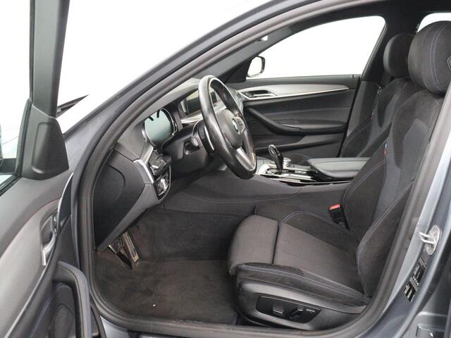 BMW 5-SERIE 520i M Sport | Alcantara | Sfeerverlichting | Trekhaak | Navigatie Professional | Full LED | Sportstoelen | Parkeerhulp | Cruise control | Keyless start | Climate control | Bluetooth