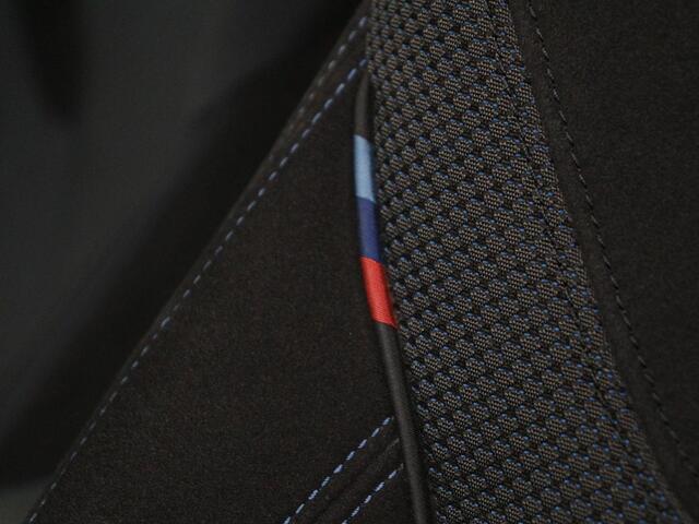 BMW 5-SERIE 520i M Sport | Alcantara | Sfeerverlichting | Trekhaak | Navigatie Professional | Full LED | Sportstoelen | Parkeerhulp | Cruise control | Keyless start | Climate control | Bluetooth