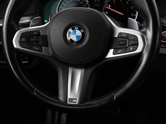 BMW 5-SERIE 520i M Sport | Alcantara | Sfeerverlichting | Trekhaak | Navigatie Professional | Full LED | Sportstoelen | Parkeerhulp | Cruise control | Keyless start | Climate control | Bluetooth