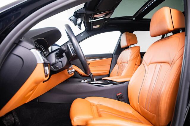 BMW 5-SERIE Touring 540i xDrive High Executive Sportline - panoramadak - Comfortstoelen - Comfort Access - Driving/Parking Assistant Plus - Elektrisch verwarmde voor en achterstoelen - Head up - Hifi -