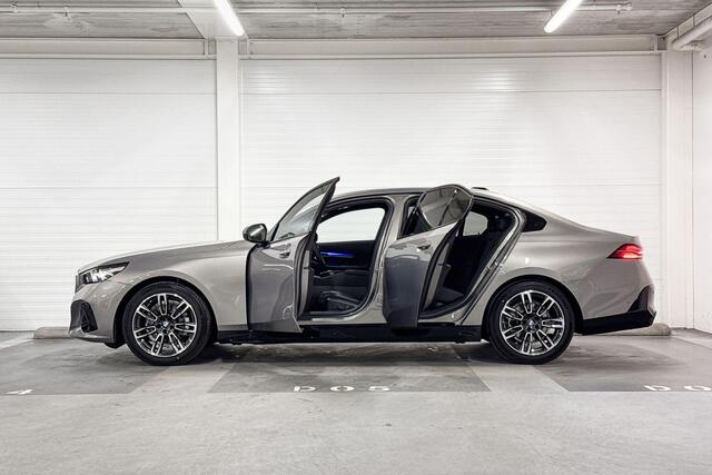 BMW 5-SERIE Sedan 520i | M-Sport | Travel Pack | Comfort Pack | Driving Assistant | Harman/Kardon | Panoramadak | Comfort Access |