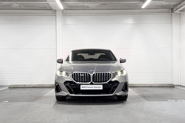 BMW 5-SERIE Sedan 520i | M-Sport | Travel Pack | Comfort Pack | Driving Assistant | Harman/Kardon | Panoramadak | Comfort Access |