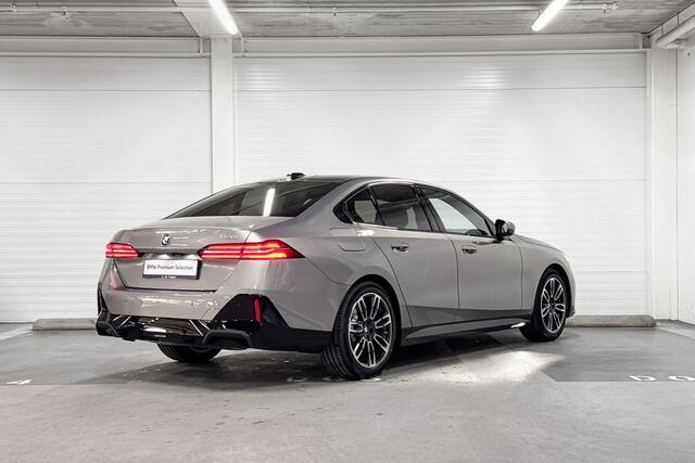 BMW 5-SERIE Sedan 520i | M-Sport | Travel Pack | Comfort Pack | Driving Assistant | Harman/Kardon | Panoramadak | Comfort Access |