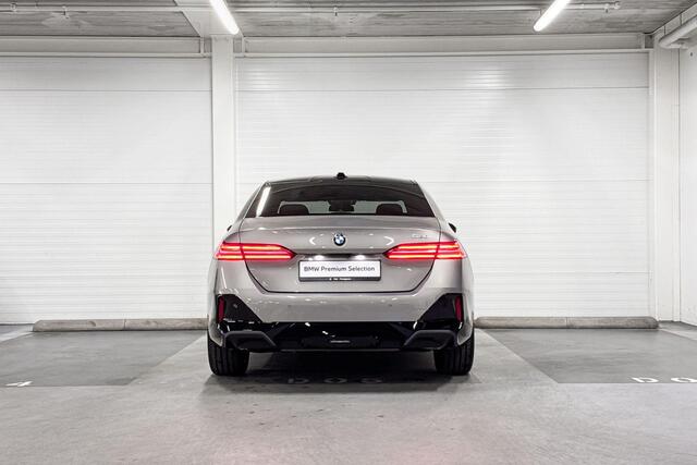 BMW 5-SERIE Sedan 520i | M-Sport | Travel Pack | Comfort Pack | Driving Assistant | Harman/Kardon | Panoramadak | Comfort Access |