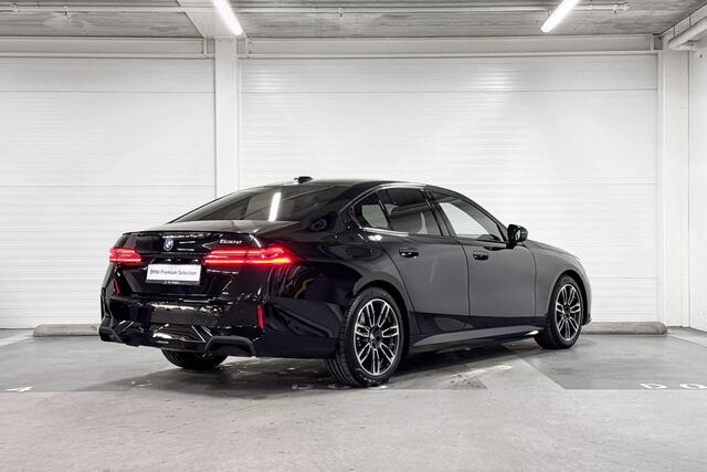 BMW 5-SERIE Sedan 530e | M-Sport Pro | Travel Pack | Innovation Pack | Comfort Pack | Driving Assistant Plus | Harman/Kardon | Panoramadak | Comfort Access