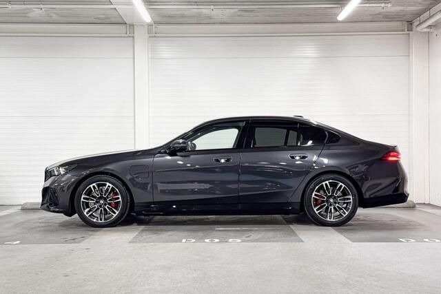 BMW 5-SERIE Sedan 530e | M-Sport Pro | Travel Pack | Innovation Pack | Comfort Pack | Driving Assistant Plus | Harman/Kardon | Panoramadak | Comfort Access |