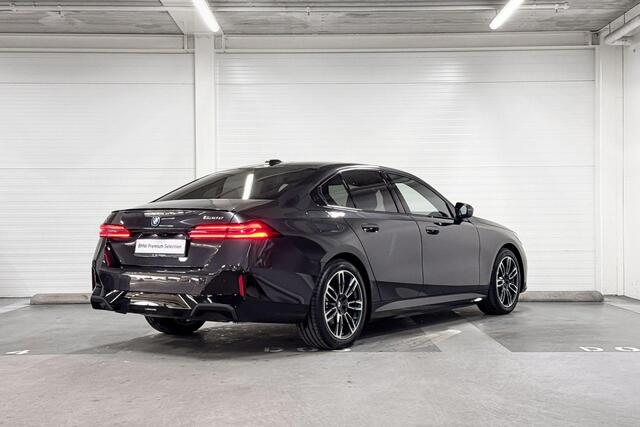 BMW 5-SERIE Sedan 530e | M-Sport Pro | Travel Pack | Innovation Pack | Comfort Pack | Driving Assistant Plus | Harman/Kardon | Panoramadak | Comfort Access |