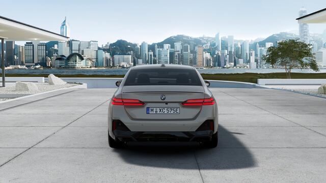 BMW 5-SERIE 530e M Sport Automaat / Bowers & Wilkins / Adaptieve LED / Comfort Access / Parking Assistant Plus / Stoelventilatie / Stuuverwarming