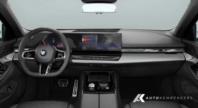 BMW 5-SERIE 520i M Sport | Panorama | Harman/Kardon | Camera | 20 Inch | Driving Ass. Plus | Trekhaak |