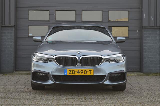 BMW 5-SERIE 520i High Executive Edition | M-PAKKET | CAMERA | LED | KEYLESS | TREKHAAK |