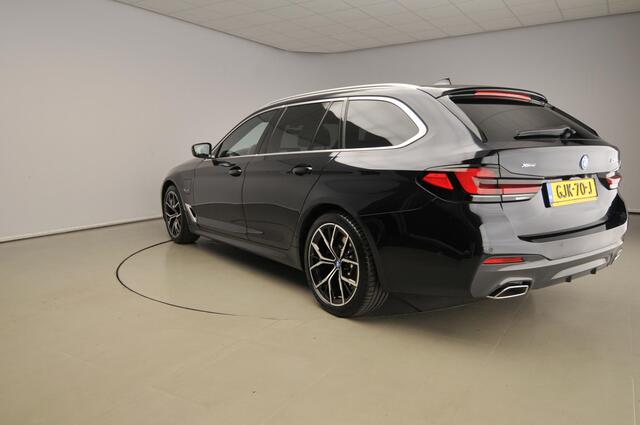 BMW 5-SERIE Touring 530e xDrive | M-sportpakket | Laserlicht | Leder | HUD | Trekhaak | Schuifdak | Keyles go | DAB | Hifi speakers | Alu 19 inch
