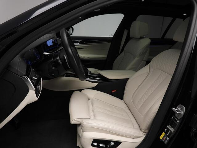 BMW 5-SERIE Touring 530e xDrive | M-sportpakket | Laserlicht | Leder | HUD | Trekhaak | Schuifdak | Keyles go | DAB | Hifi speakers | Alu 19 inch
