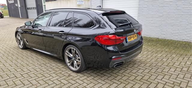 BMW 5-SERIE Touring M550d 400pk xDrive High Executive M-Sportpakket / Led-Koplamp/ Leder/ Sport-Stoelen/ Stoel.Verw/ Head-Up/ Keyless/ Harman&Kardon/ 360-Camera/ 20'' LMV