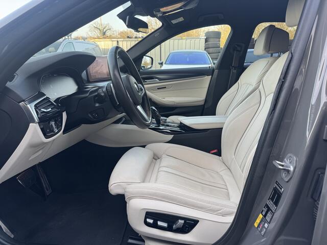 BMW 5-SERIE 530e High Exe. M Sport / Camera / Head-up / Leder / 20'' / Harman Kardon / Navigatie / Dodehoek / DAB / Cruise Control