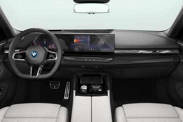 BMW 5-SERIE Touring 550e xDrive M-Sport Pro Stuurwielrand Verwarming / Comfort Acces / Adaptief Onderstel Prof / Comfort Acces / Electrische Zwenkhaak / Glazen Dak / Getinte Ramen Achter / Electrisch Verstelbare Voorstoelen / Stoel ventilatie / Driving Prof / Parking