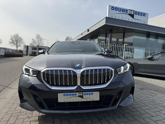 BMW 5-SERIE Touring 530e xDrive M Sport Trekhaak | Stuurverw. | Harman Kardon | Stoelverw.
