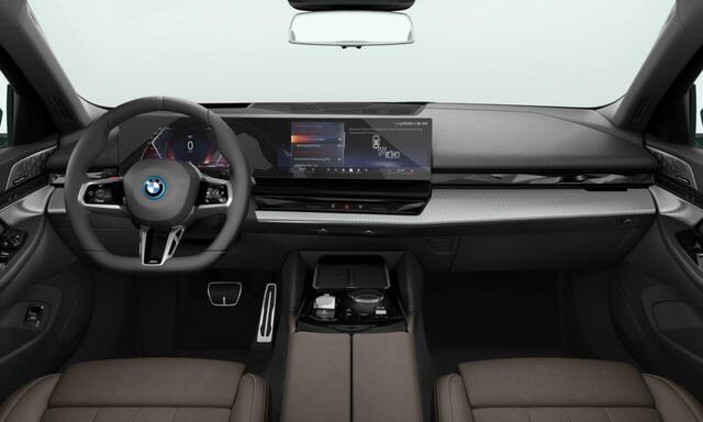 BMW 5-SERIE Sedan 530e | M Sportpakket Pro | Bowers & Wilkins | Pano | Trekhaak | Comfort Access