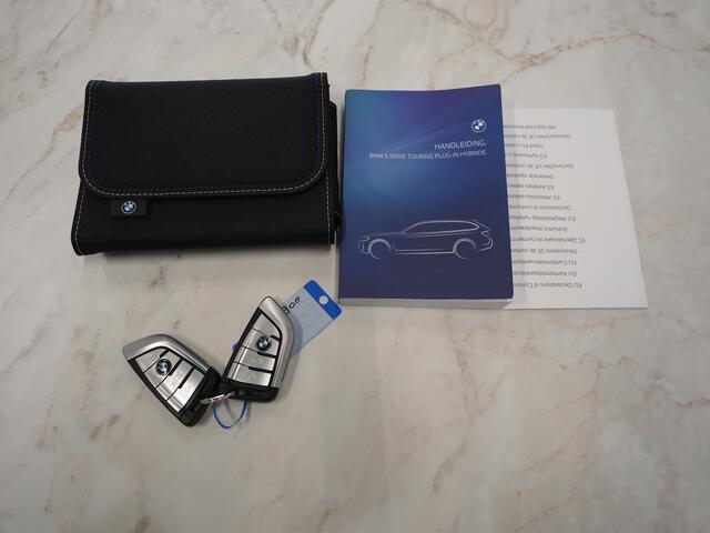 BMW 5-SERIE Touring 530e xDrive | Panoramadak | Leder | Sfeerlicht | Carplay | Camera | Stoelverwarming