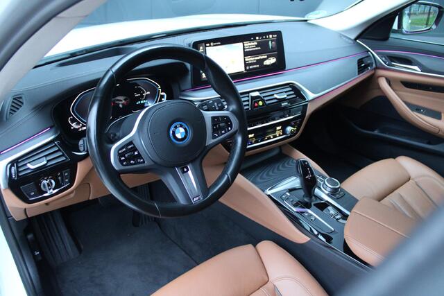 BMW 5-SERIE Touring 520e High Executive - Laser - Memory - HUD - Achteras besturing - Stoel/Stuur verwarming - ACC - Keyless - Rijklaar
