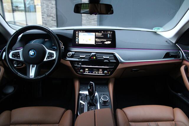 BMW 5-SERIE Touring 520e High Executive - Laser - Memory - HUD - Achteras besturing - Stoel/Stuur verwarming - ACC - Keyless - Rijklaar