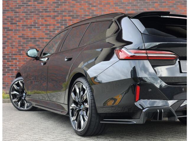 BMW 5-SERIE Touring 550e xDrive | M Performance - Pano - Trekhaak