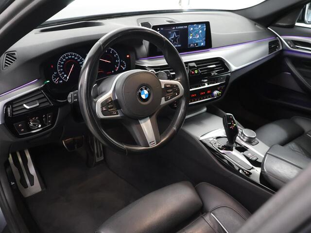 BMW 5-SERIE Touring 520i High Executive Edition | M-Pakket | Exclusief Lederen Bekleding | HUD | Panoramadak | Harman/Kardon | Ele. verstelbare stoelen + Geheugen | Camera | Sfeerverlichting | Trekhaak |
