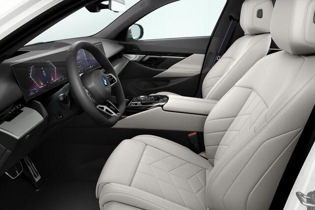 BMW 5-SERIE Touring 550e xDrive Innovation Pack M Sportpakket Pro Aut. - Verwacht: Maart 2026