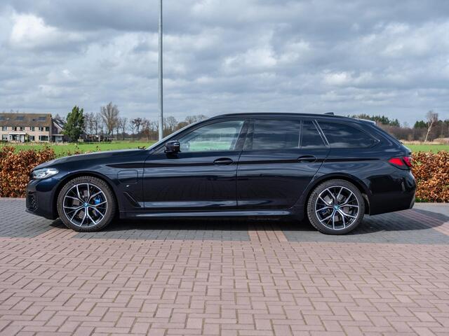 BMW 5-SERIE Touring 530e xDrive Business Edition Plus | Alle opties | HUD | M-Sportpakket | Laserlicht | Pano | Volleder | Glascoating | Elektr.Trekhaak | 360 | Keyless | Etc.