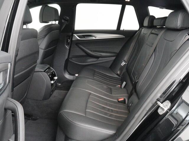 BMW 5-SERIE 520i M Sport | Panoramadak | Stoelventilatie | Head-Up | 360 Camera | Leder | Adaptief LED | Memory | Carplay | Sfeerverlichting | Achterbankverwarming | Navigatie | Stuurverwarming