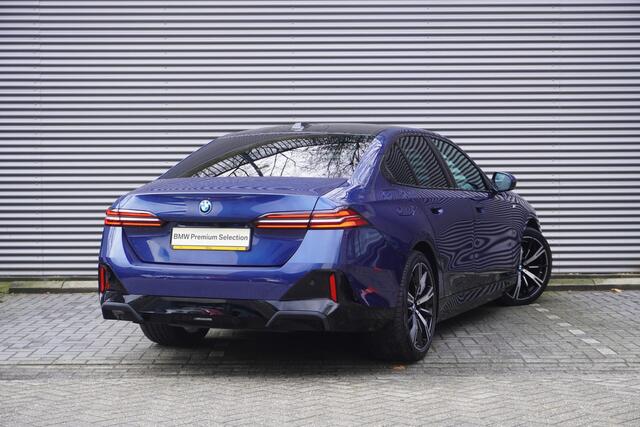 BMW 5-SERIE 530e M Sportpakket | Comfort Pack | Glazen panoramadak | Harman-Kardon sound system | Trekhaak met elektrisch wegklapbare kogel | Driving Assistant Plus