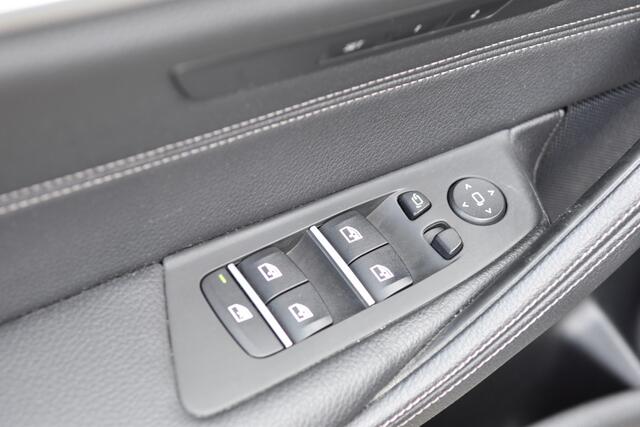 BMW 5-SERIE Touring 520i High Executive Edition * M-Pakket *Comfortstoelen * 20'Lm * Head-up *