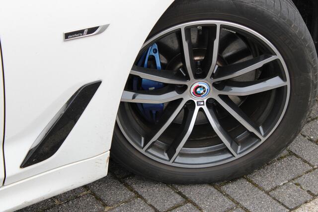 BMW 5-SERIE Touring 530e xDrive M Sport Automaat / Panoramadak / Trekhaak / Laserlight / Sportstoelen / Head-Up / Parking Assistant Plus / Comfort Access