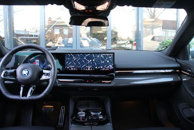 BMW 5-SERIE Touring 530e xDrive M-Sport Pro Shadowline/DrivingAssistPro/innovationPack/ComfortPack/Iconic/Panoramadak/20inch Full Options