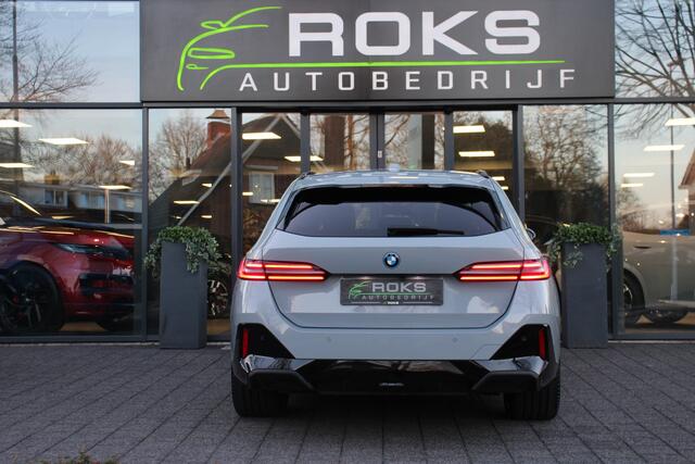 BMW 5-SERIE Touring 530e xDrive M-Sport Pro Shadowline/DrivingAssistPro/innovationPack/ComfortPack/Iconic/Panoramadak/20inch Full Options