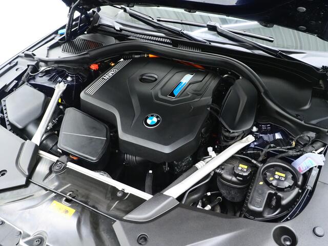 BMW 5-SERIE Touring 530e Luxury Line | LaserLED | Harman/Kardon | M Stuur | Leder | HUD | Keyless | Adaptive Cruise | Camera | Carplay