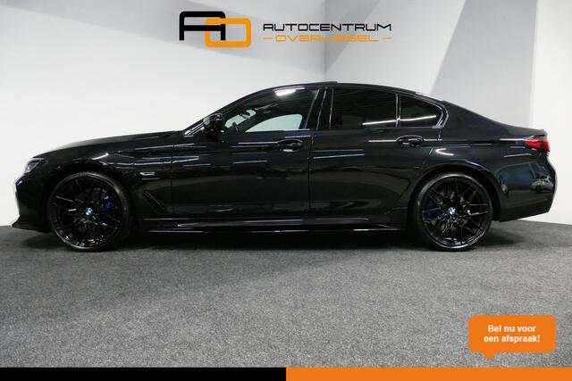 BMW 5-SERIE 530e xDrive M Sport / Schuif-/kanteldak/ M Performance stoelen / M Sport Bodykit / Elektr. verstelbare voorstoelen / Harman Kardon Surround Sound / HUD / 20'' LMV / Rondomzichtcamera / Apple Carplay - Android Auto / Stoelverwarming / Ambienteverlichting /