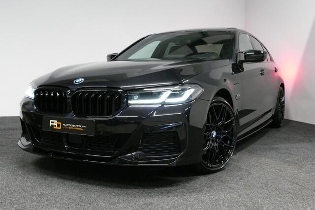BMW 5-SERIE 530e xDrive M Sport / Schuif-/kanteldak/ M Performance stoelen / M Sport Bodykit / Elektr. verstelbare voorstoelen / Harman Kardon Surround Sound / HUD / 20'' LMV / Rondomzichtcamera / Apple Carplay - Android Auto / Stoelverwarming / Ambienteverlichting /